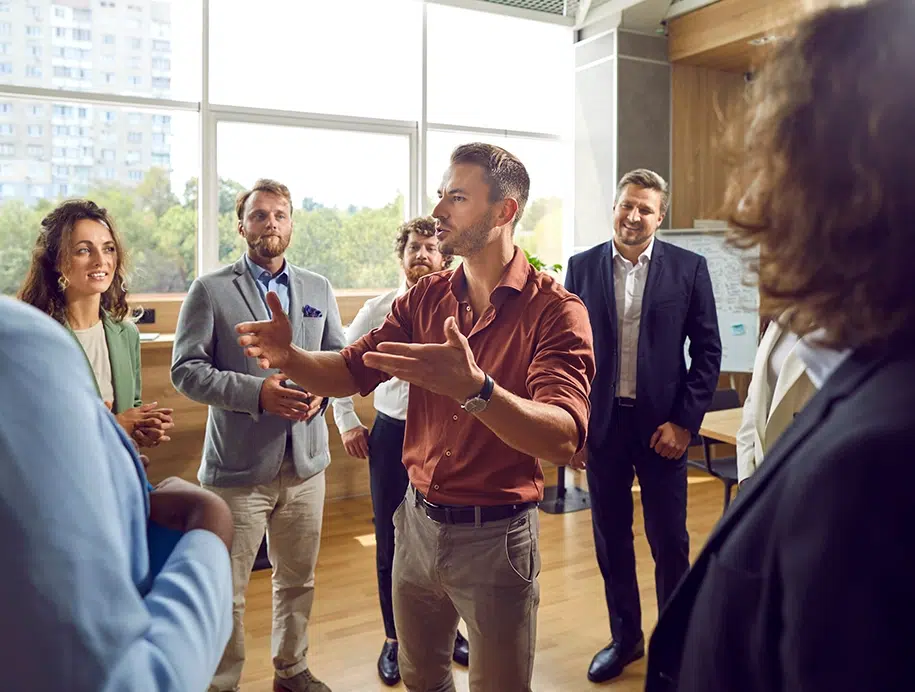 Eine Gruppe von Menschen besprechen Projekte in Teamarbeit und geben professionelle Ratschläge