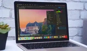 Adobe Photoshop auf dem MacBook-Bildschirm angezeigt – Professionelle Fotobearbeitung im Gange