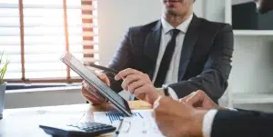 Berater zeigt Kunden im Beratungsbüro einen Investitionsplan.