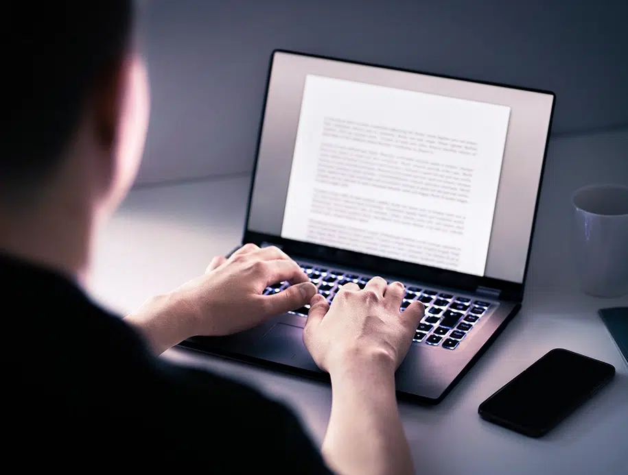 Person schreibt Inhalte mit dem Computer