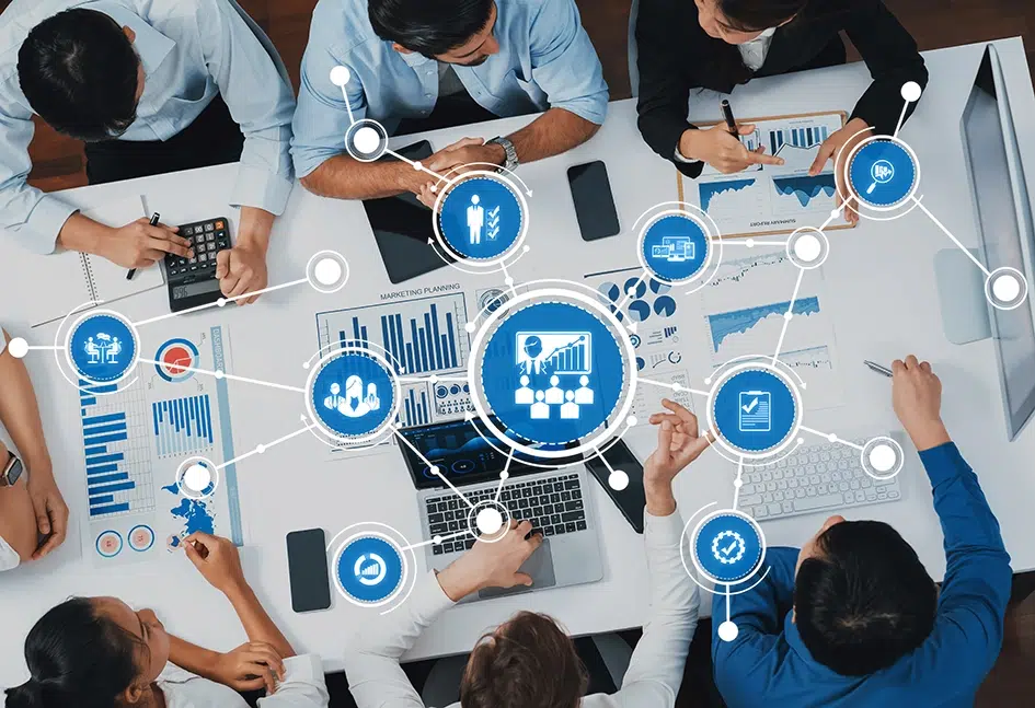 Eine Gruppe von Fachleuten nimmt an einem strategischen Meeting teil und nutzt Datenvisualisierungs- und Analysetools