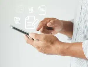 Geschäftsmann nutzt Smartphone mit Dokumentdatensymbol.