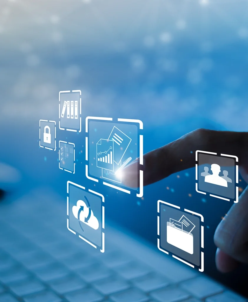 Geschäftsfrau, die einen Computer zum Dokumentieren von Verwaltungskonzepten, Online-Dokumentationsdatenbanken und digitalen Dateispeichersystemen verwendet