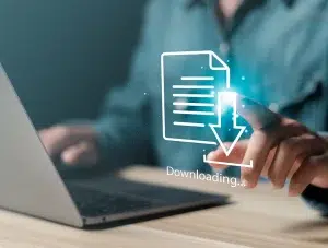 Geschäftsmann, der Daten oder Dokumente in Computerdateien herunterlädt.