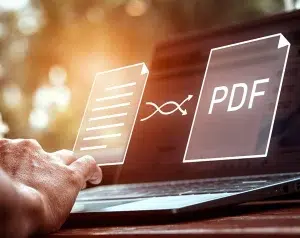 Benutzer konvertiert Dokumentdateien auf einer Plattform über eine Internetverbindung am Schreibtisch.