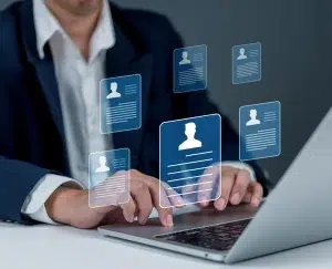 Personalmanager bewerten Lebensläufe und Bewerberdaten mithilfe von Online-Plattformen für Personalbeschaffung