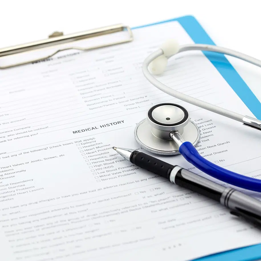 Medizinischer Fragebogen, Stethoskop und Stift