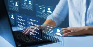 Mitarbeiter müssen das Online-Umfrageformular ausfüllen und die Testfragen beantworten. Markierte Checkliste auf einem Klemmbrett.