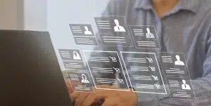 Mitarbeiter oder Kunden füllen das Online-Umfrageformular aus und beantworten die Testfragen.