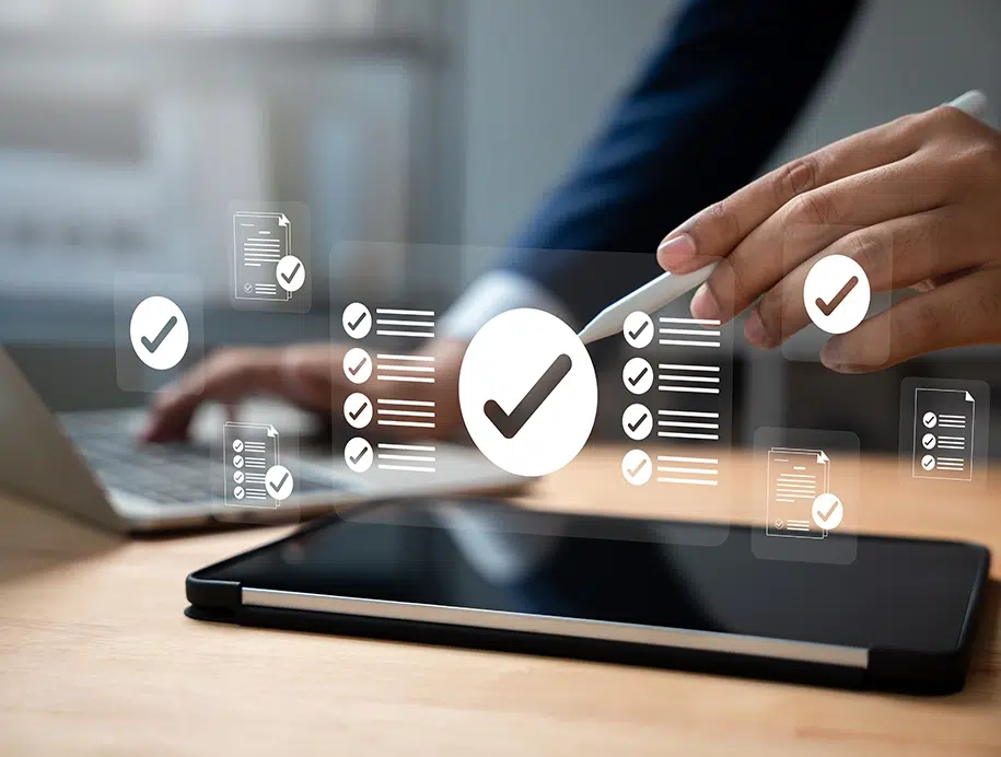 Geschäftsmann füllt mit dem Tablet ein digitales Formular aus, führt eine Bewertung durch und wählt die richtigen Antworten aus, die mit Häkchen markiert sind