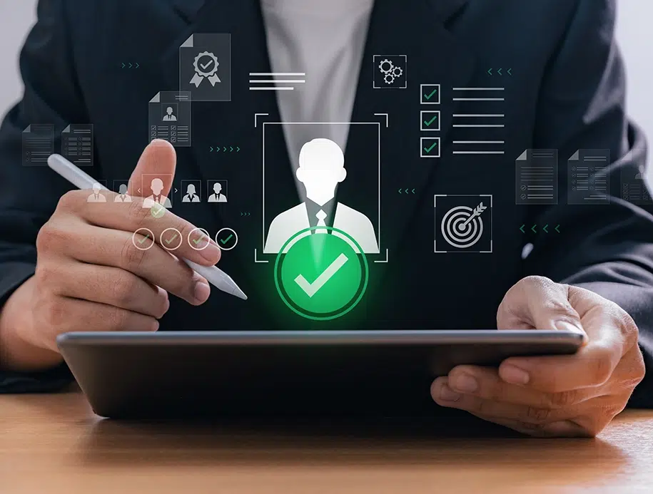 Personalmanager, der Kandidaten mithilfe eines Tablets in der Büroumgebung auswählt und verwaltet