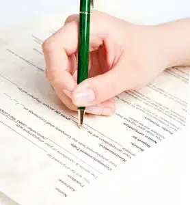 Eine Frau füllt ein Formular aus