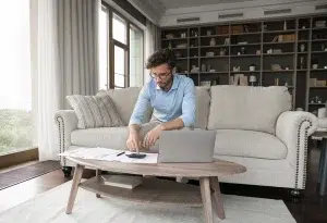 Geschäftsmann, der vom Homeoffice aus arbeitet und Finanzunterlagen überprüft