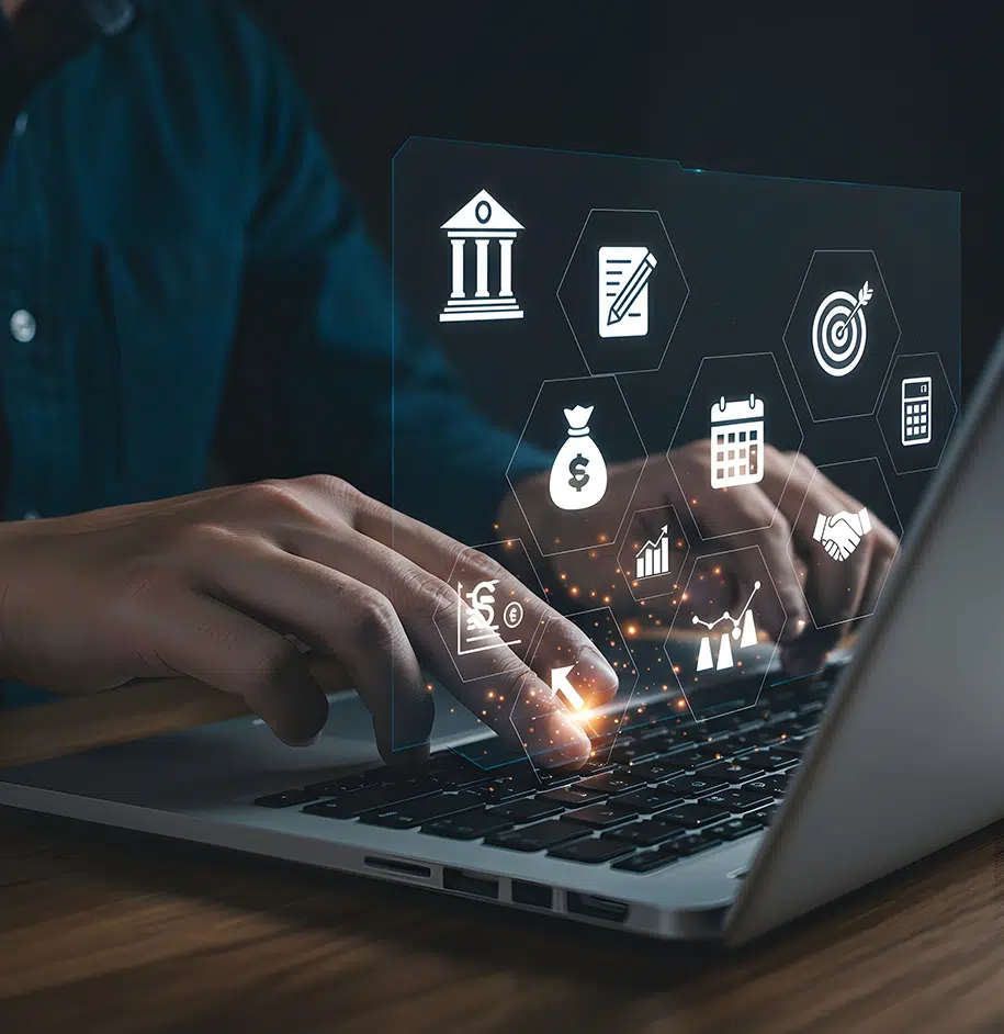 Person, die ihre Finanzen online mit einer digitalen Banking-Schnittstelle verwaltet