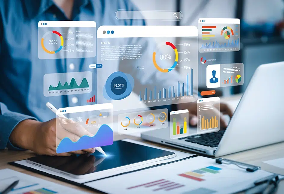 Ein Analyst verwendet einen Computer und ein Dashboard für die Datengeschäftsanalyse und ein Datenmanagementsystem