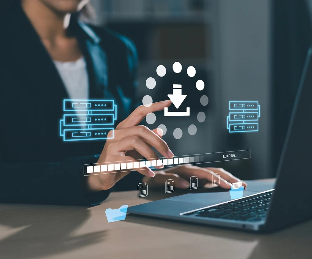 Geschäftsfrau überprüft Datenübertragung mit Laptop-Computer mit Server-Speichersymbol für Datenaustausch- und Übertragungskonzept