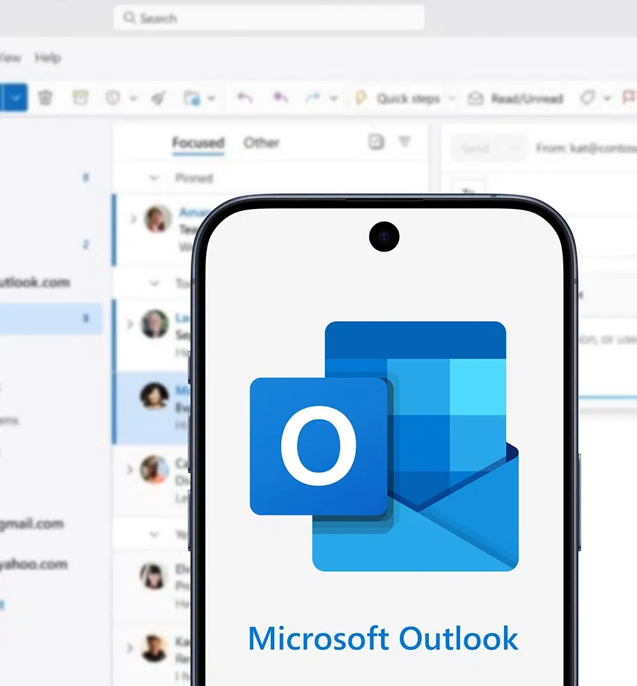 Großes Outlook-Symbol auf einem Smartphone, im Hintergrund Outlook-Mail