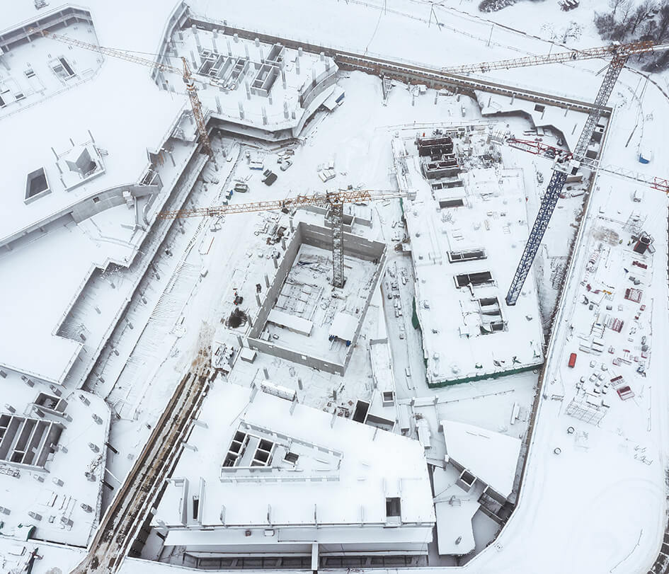 Eine in Schnee bedeckte Baustelle