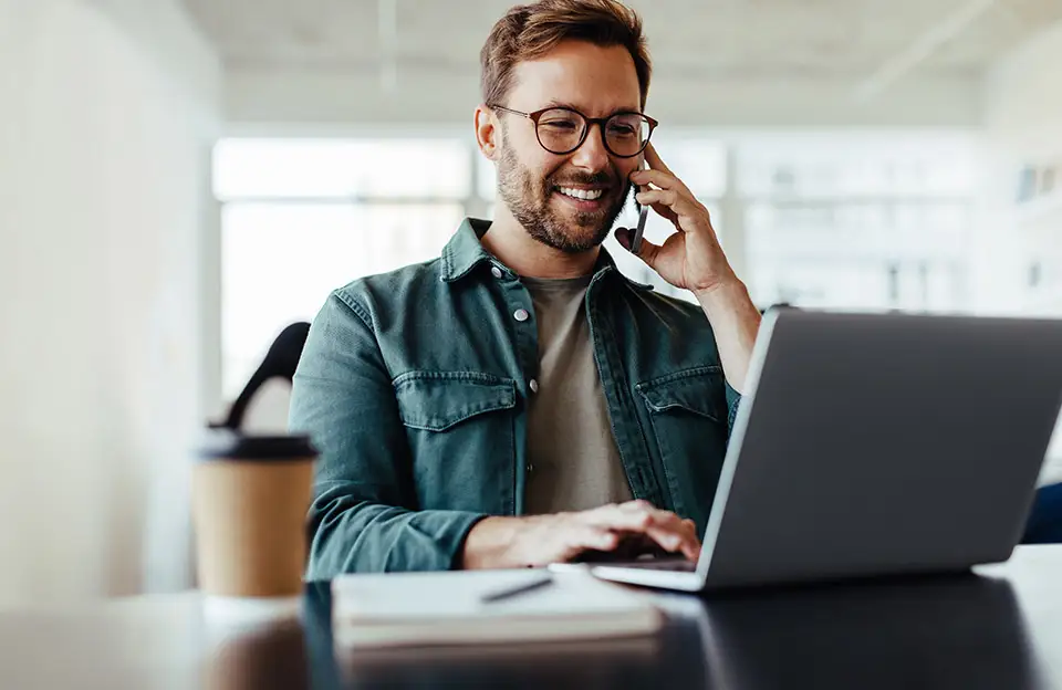 Ein Mitarbeiter nimmt am Telefon die Kundenwünsche für die Web Formulare auf