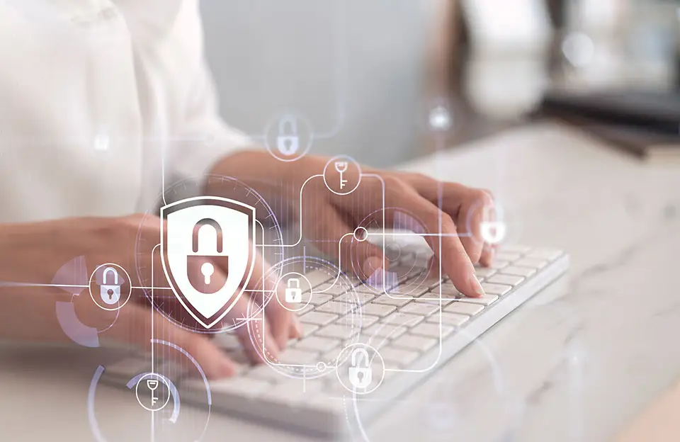 Eine Frau tippt auf einer Tastatur, darüber schweben Icons und Symbole