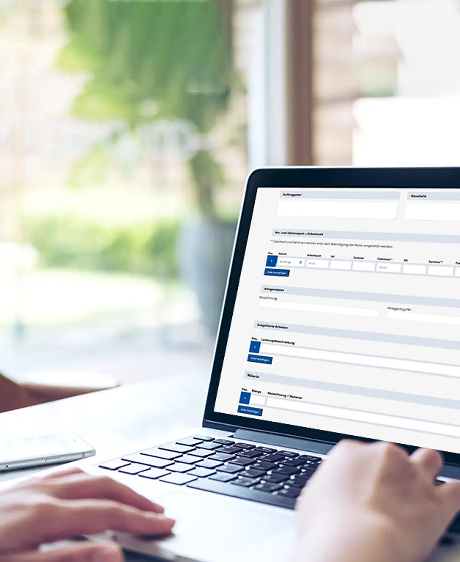 Ein WordPress-Formular wird auf einem Laptop bearbeitet