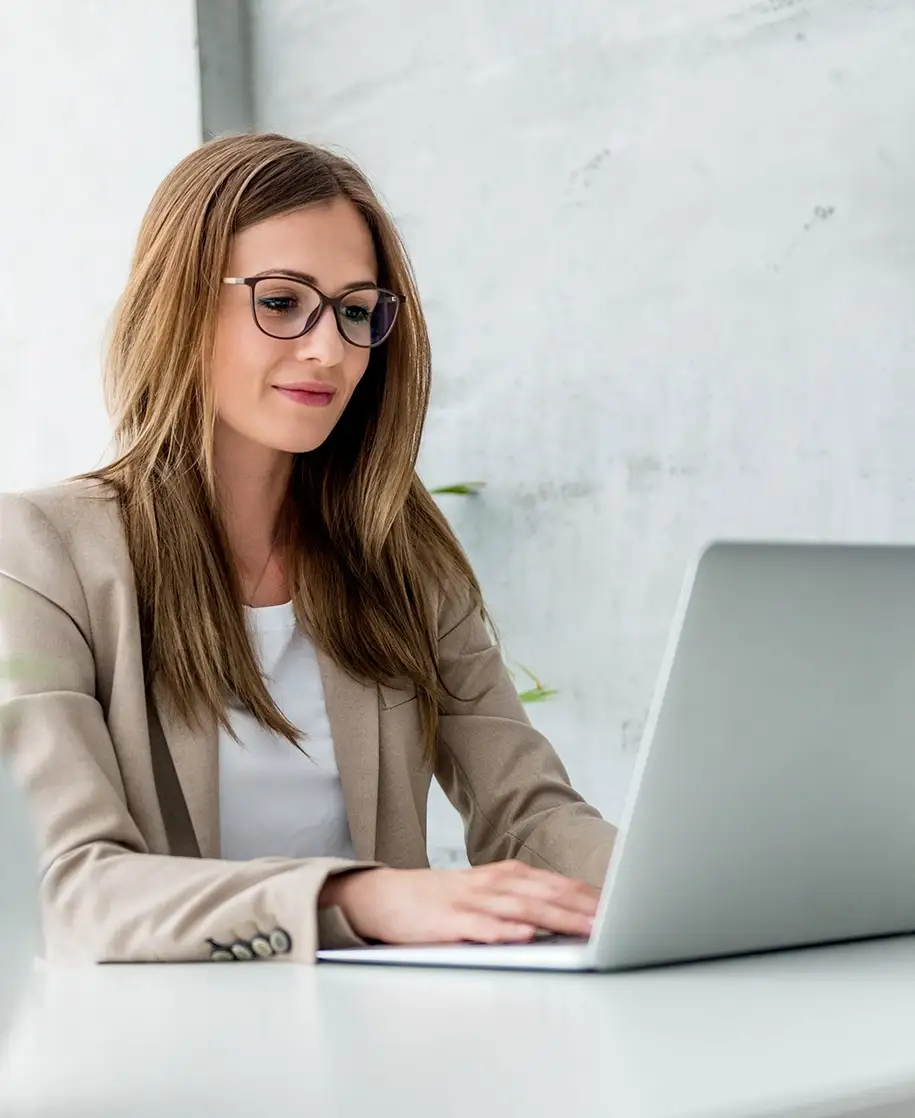 Eine junge Frau bei der Bearbeitung eines Web Formulars