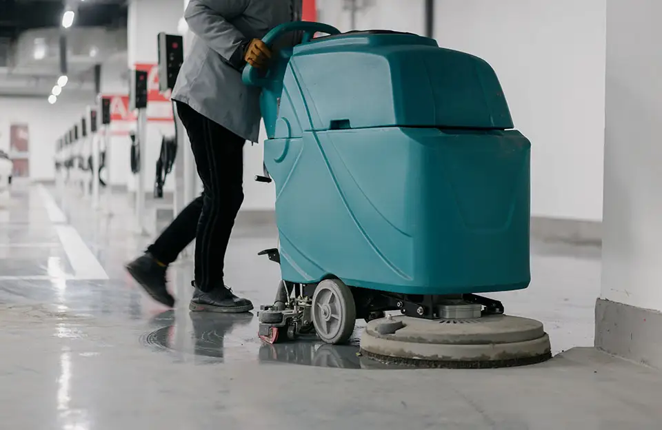 Ein Mann mit Saugmaschine in einem Gebäude