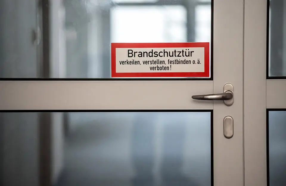 Brandschutztür als Teil einer Feststellanlage