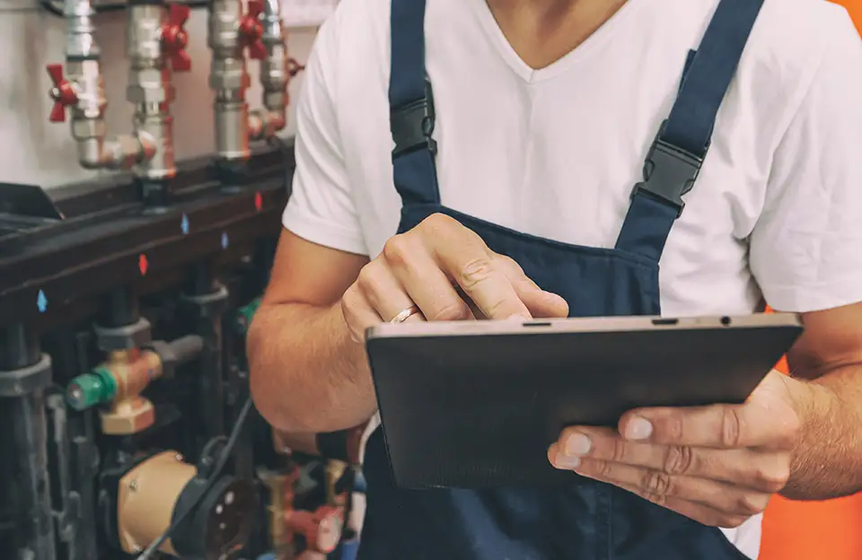 Ein Handwerker beim Abarbeiten eines Wartungsplans