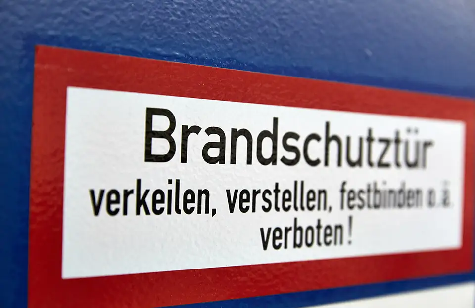 Schild "Brandschutztür - verkeilen, verstellen, festbinden verboten!"