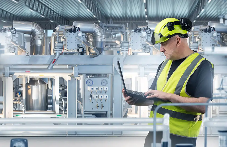 Ein Techniker mit Tablet in einer Fabrikhalle