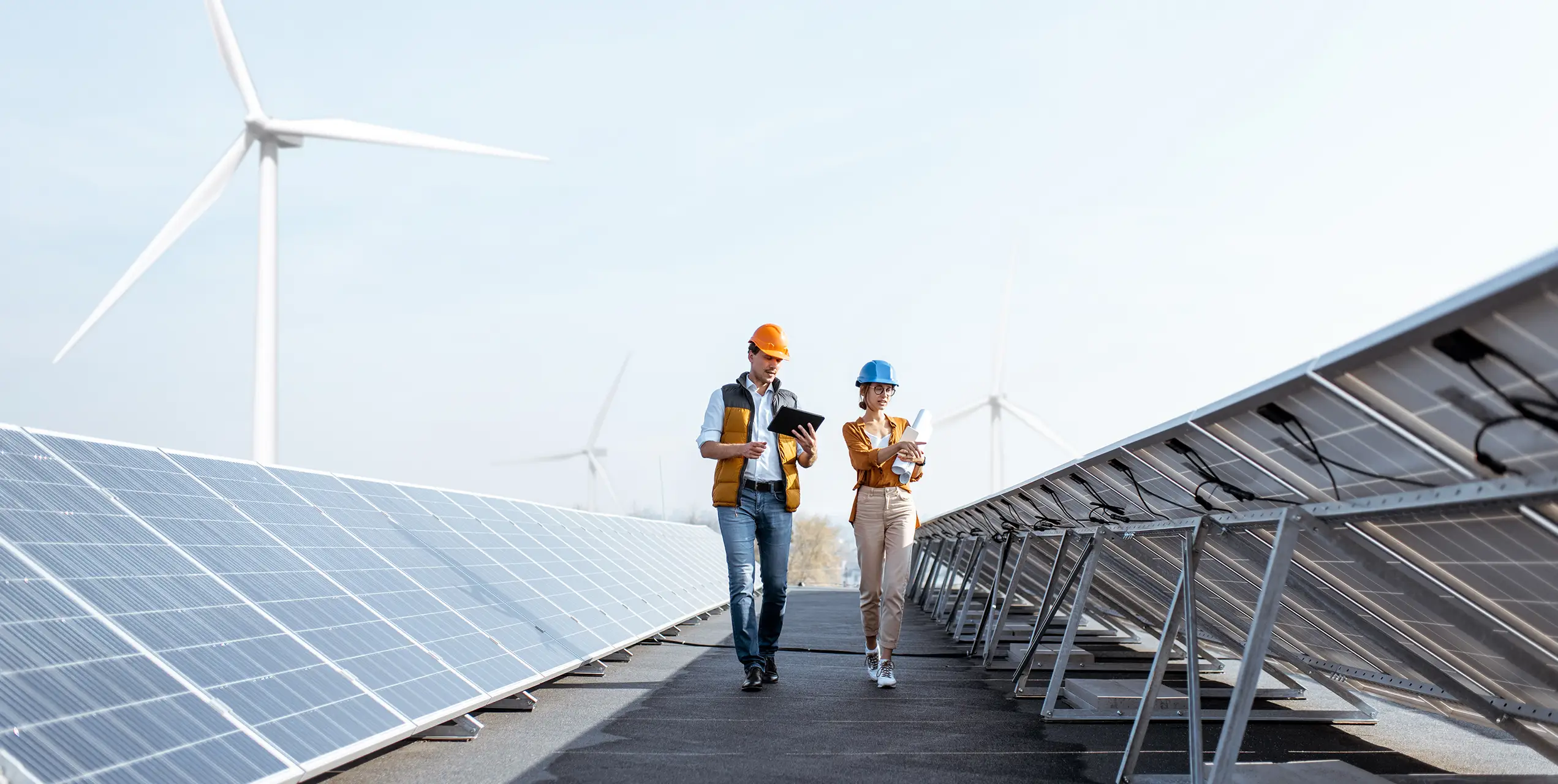 Ein Techniker und eine Technikerin prüfen eine Photovoltaikanlage
