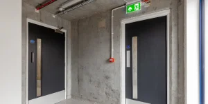 Brandschutztüren in einem Flur als Teil einer Feststellanlage