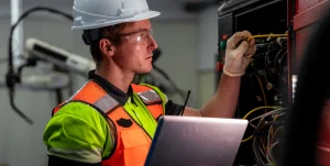 Ein Techniker mit Tablet bei der Wartung