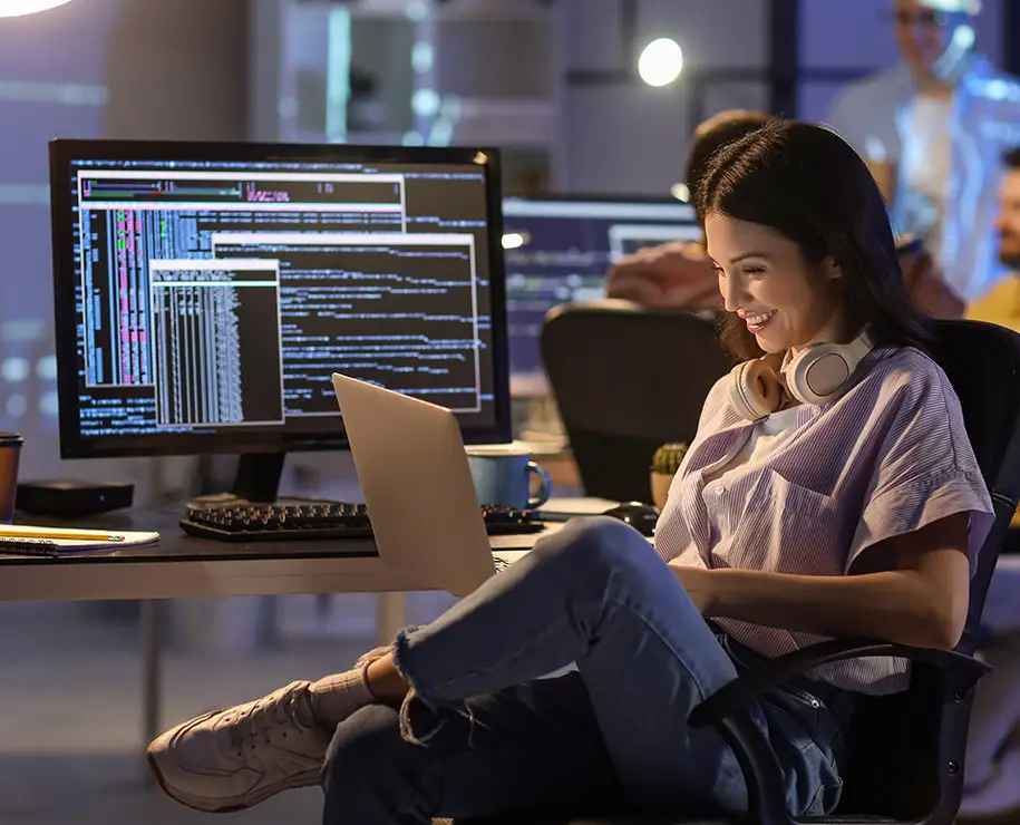 Eine Programmiererin am Arbeitsplatz