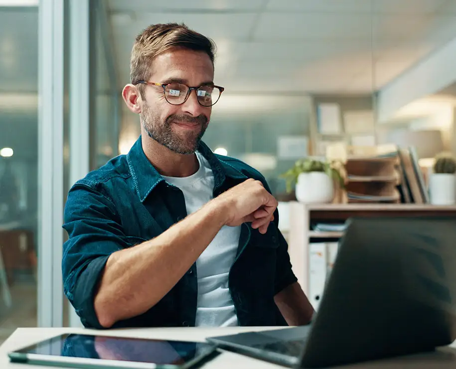 Ein Mann sitzt in einem Büro vor einem Bildschirm