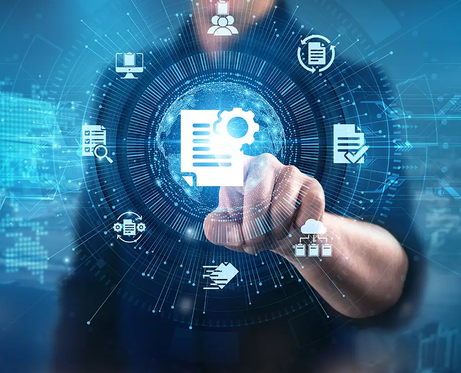 Ein Mann deutet auf in der Luft schwebende Symbole