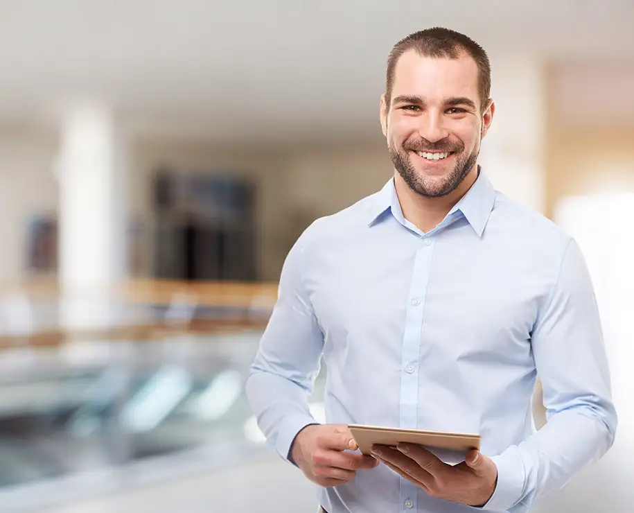 Ein Geschäftsmann mit einem Tablet in den Händen