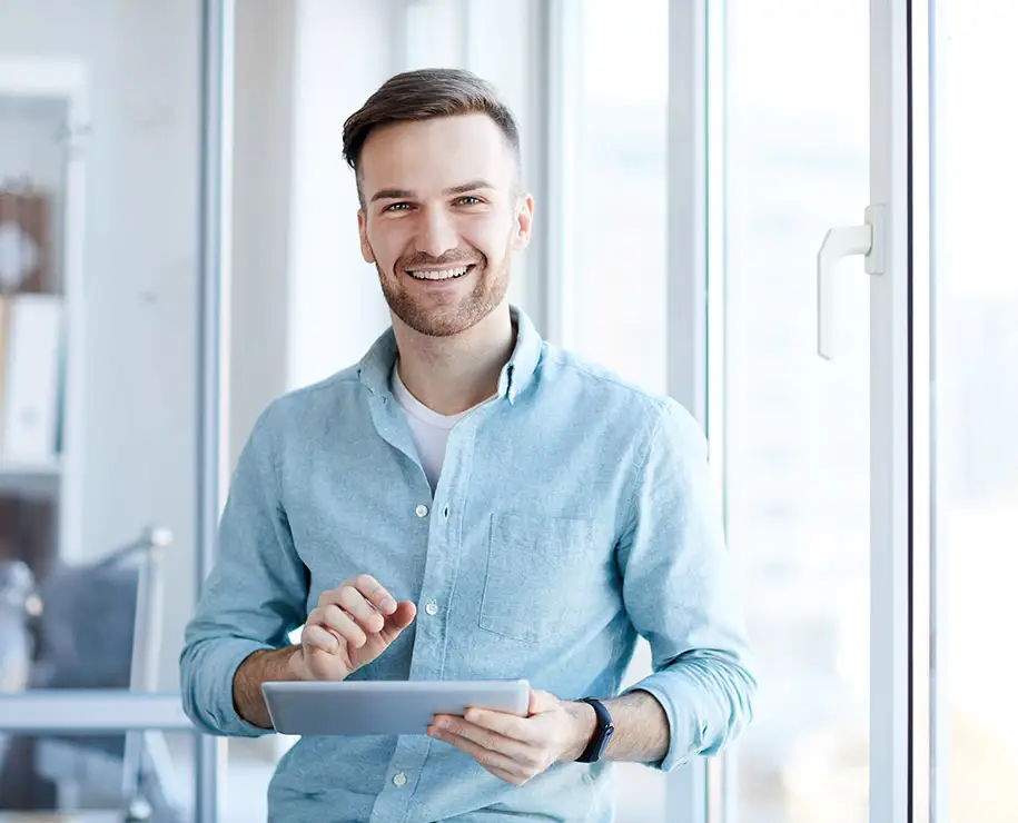 Ein freundlicher Mann mit Tablet in einem Büro
