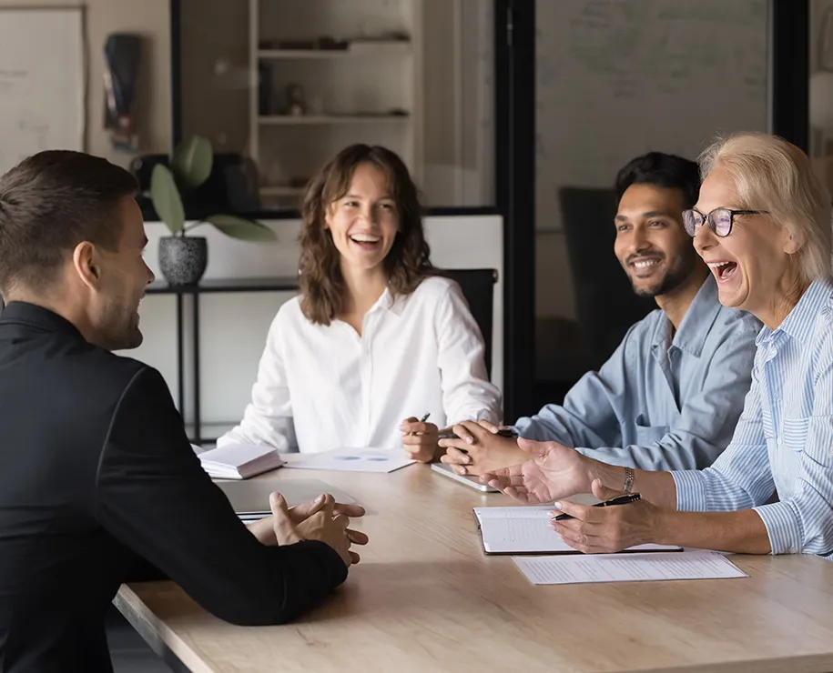 Freundliche Atmosphäre bei einem Beratungsgespräch in einem Büro