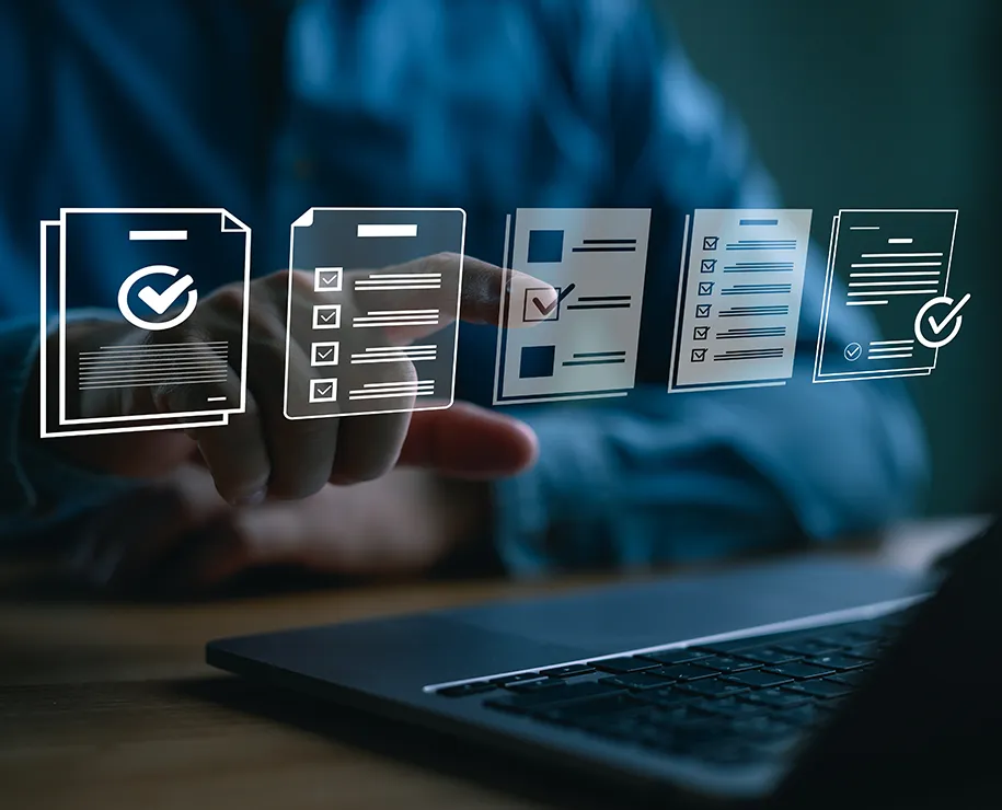 Über einem Laptop schwebende Icons symbolisieren interaktive Formulare