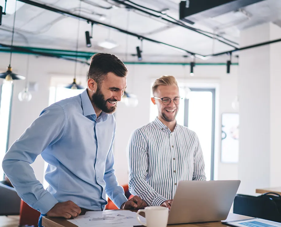 Zwei Männer in einem Büro bei Analyse und Online-Beratung