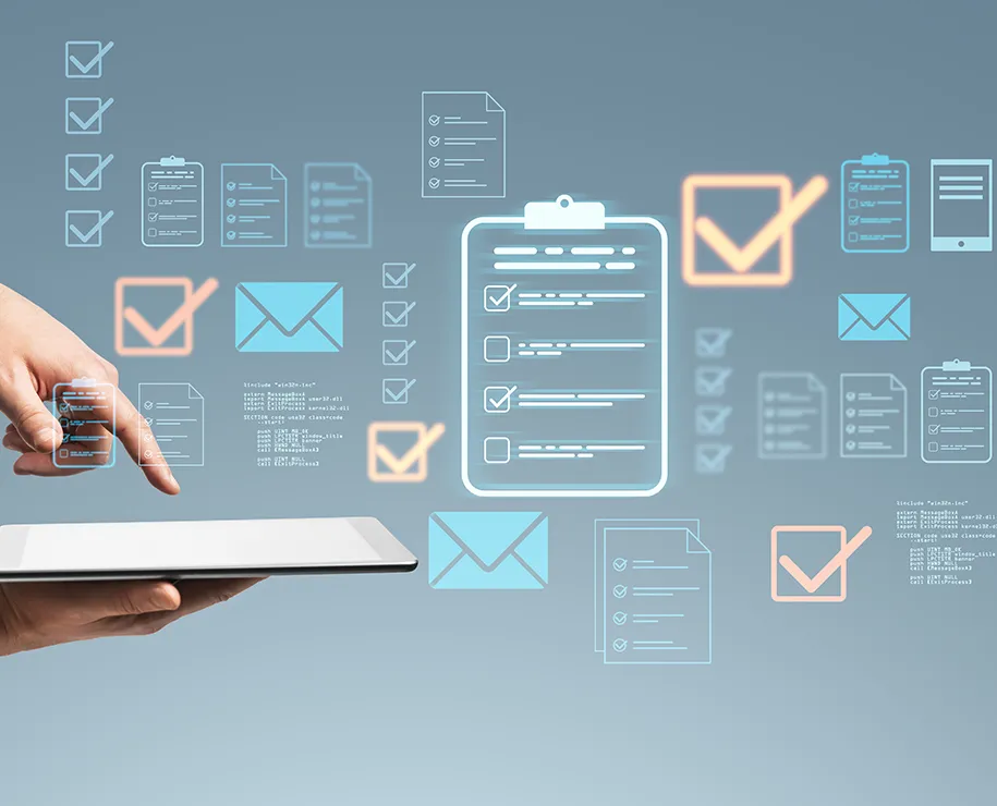 Über einem Tablet schwebende Icons symbolisieren interaktive Formulare