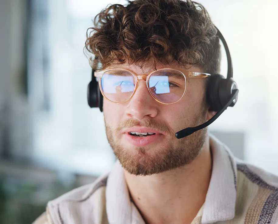 Ein Mitarbeiter mit Headset beim Telefonieren