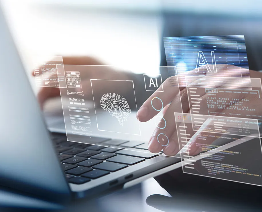 Jemand tippt in ein Laptop