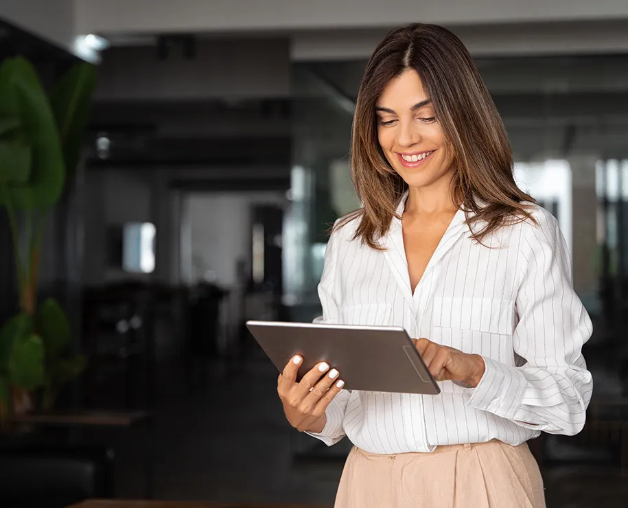 Eine Geschäftsfrau mit einem Tablet
