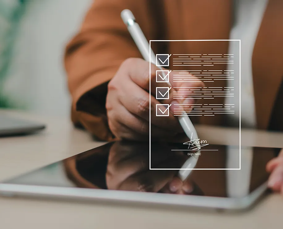 Über einem Tablet schwebende Icons symbolisieren interaktive Formulare
