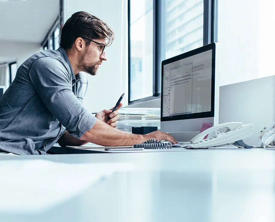 Ein Mitarbeiter bei der Analyse eines Formulars