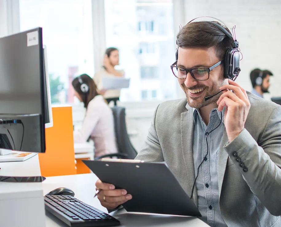 Ein freundlicher Mitarbeiter mit Tablet nimmt Kundenwünsche entgegen