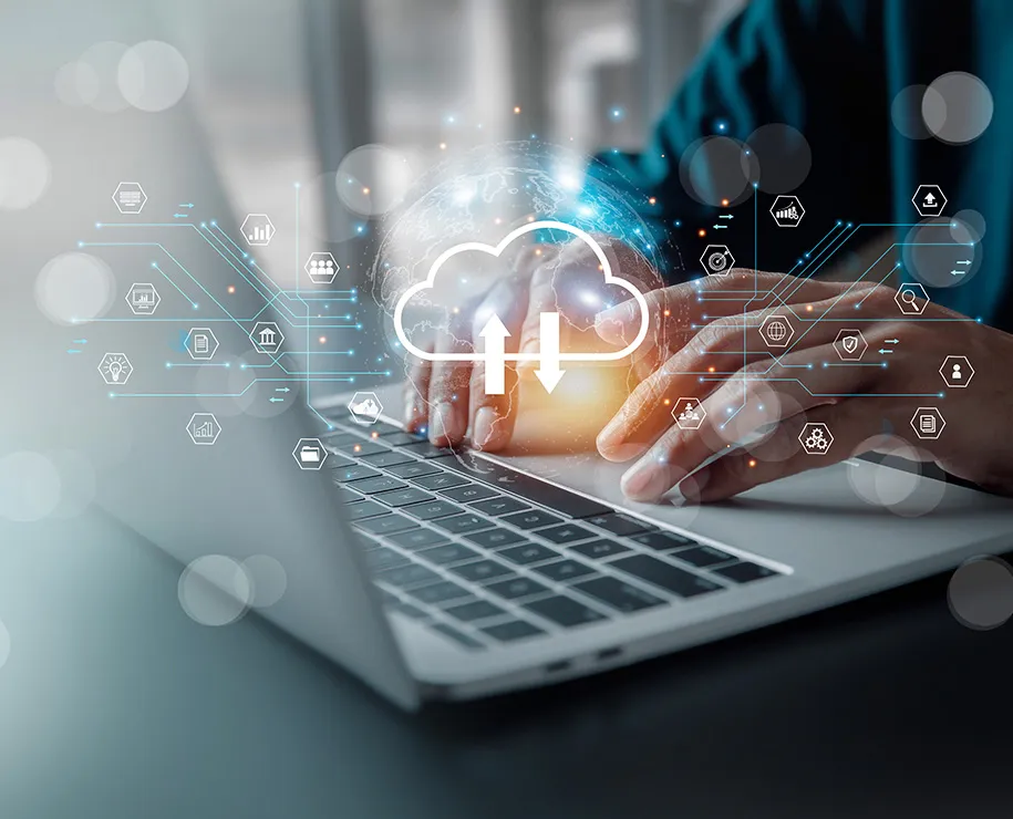 Cloud- und Ordner-Icons schweben symbolisch über einem Laptop